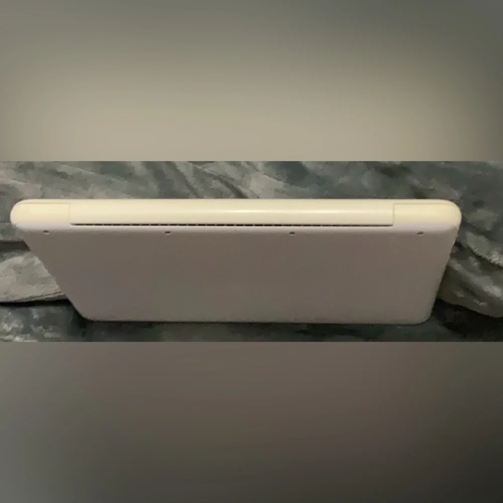MacBook 13.3” Mid 2010 White 250 HHD 2GB MEMORY 1067 DDR3 CORE 2 DUO PROCESSOR💻